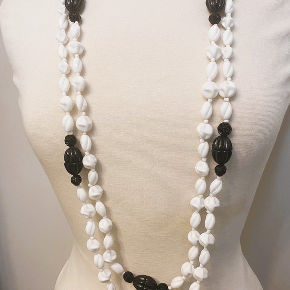 Vintage MIRIAM HASKELL Signed White MILK Glass & Black Beads Long necklace - Picture 5 of 7